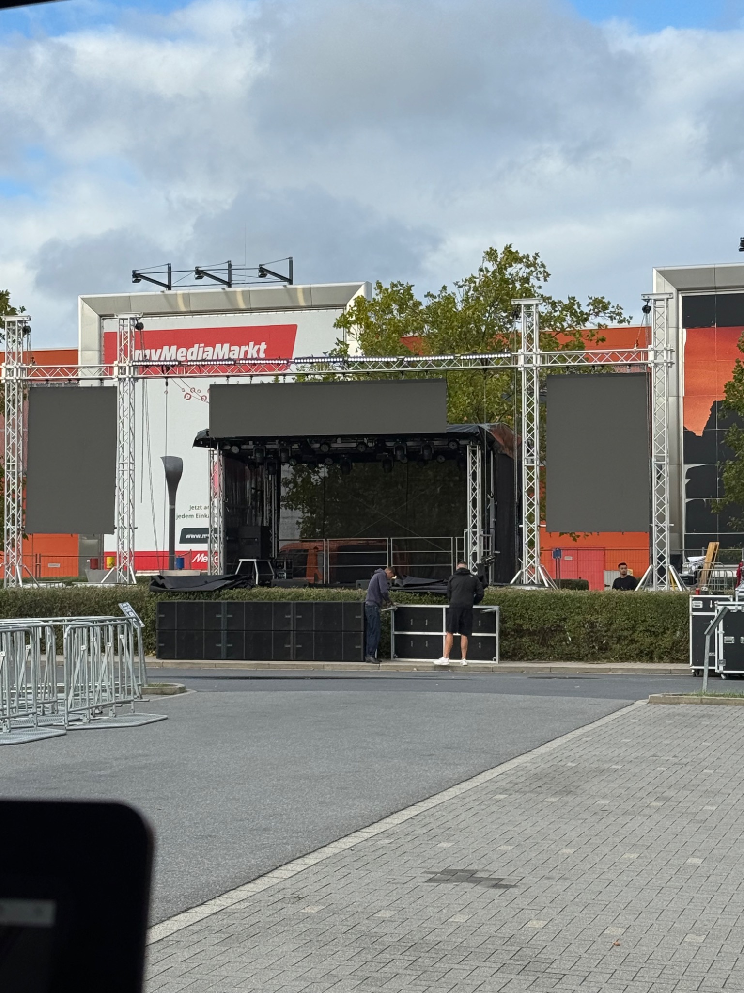 Mobile Bühne beim Aufbau für 30 Jahre A10 Center Wildau vor dem roten MediaMarkt-Schild