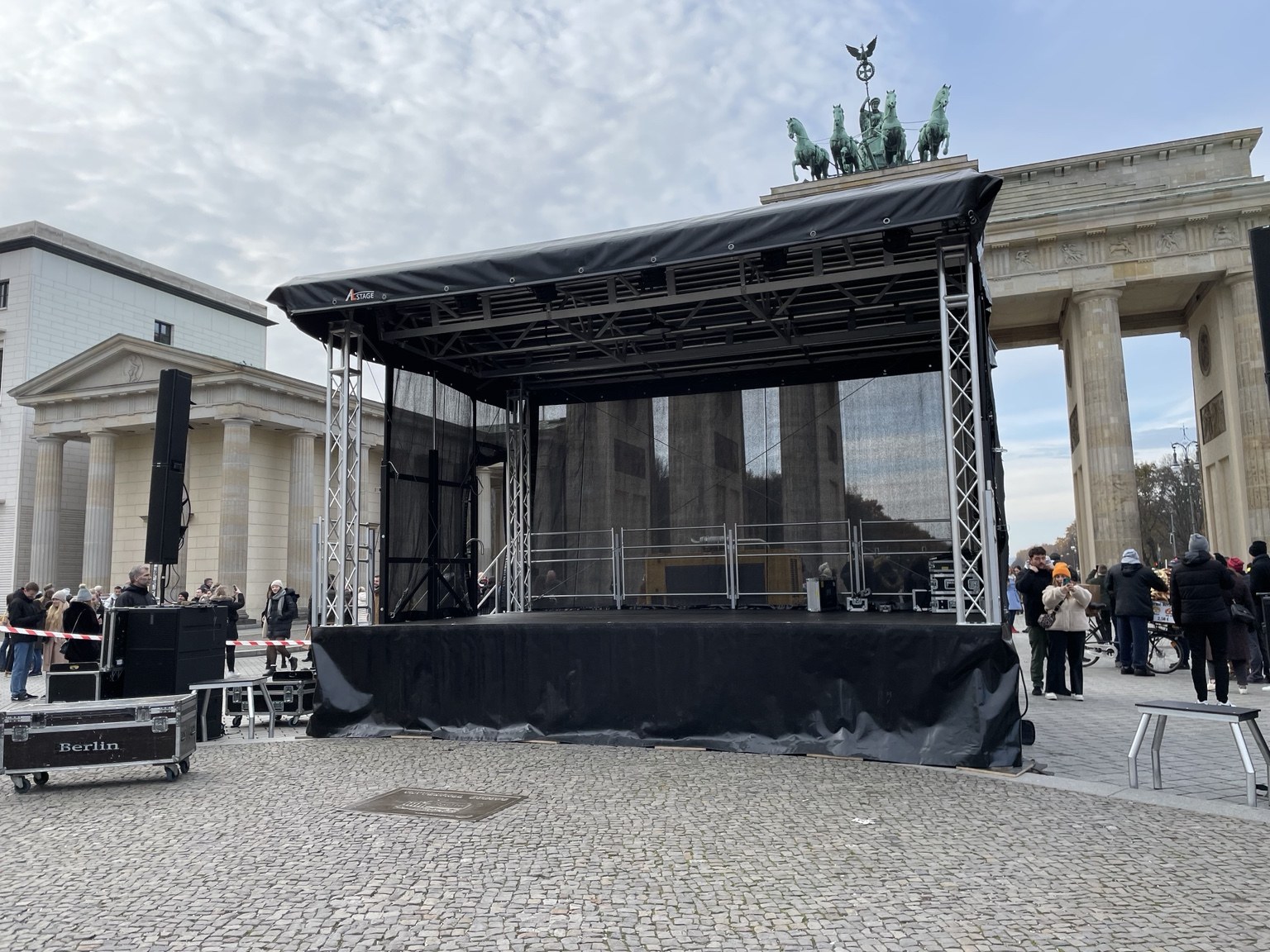 Mobile Trailerbühne am Brandenburger Tor in Berlin