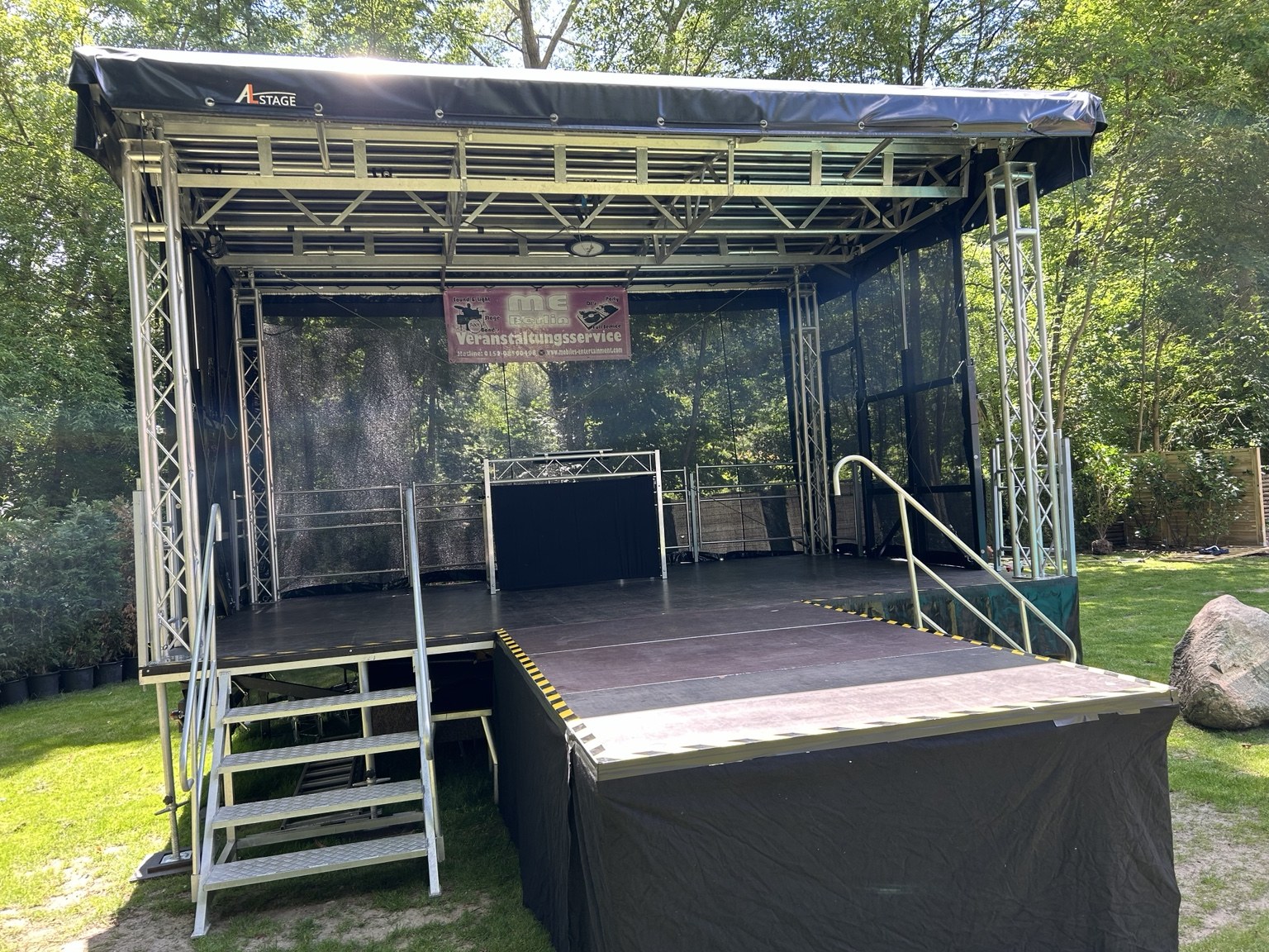 Trailerbühne aufgebaut im Grünen