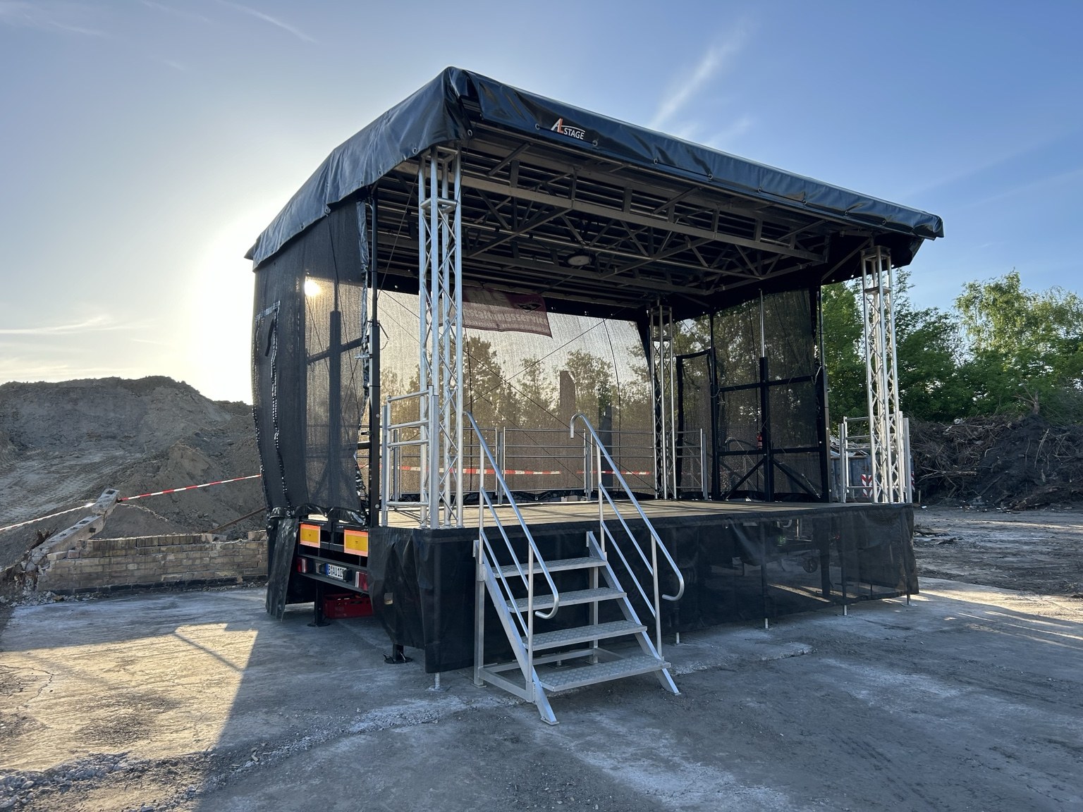 Trailerbühne bei Industriegelände