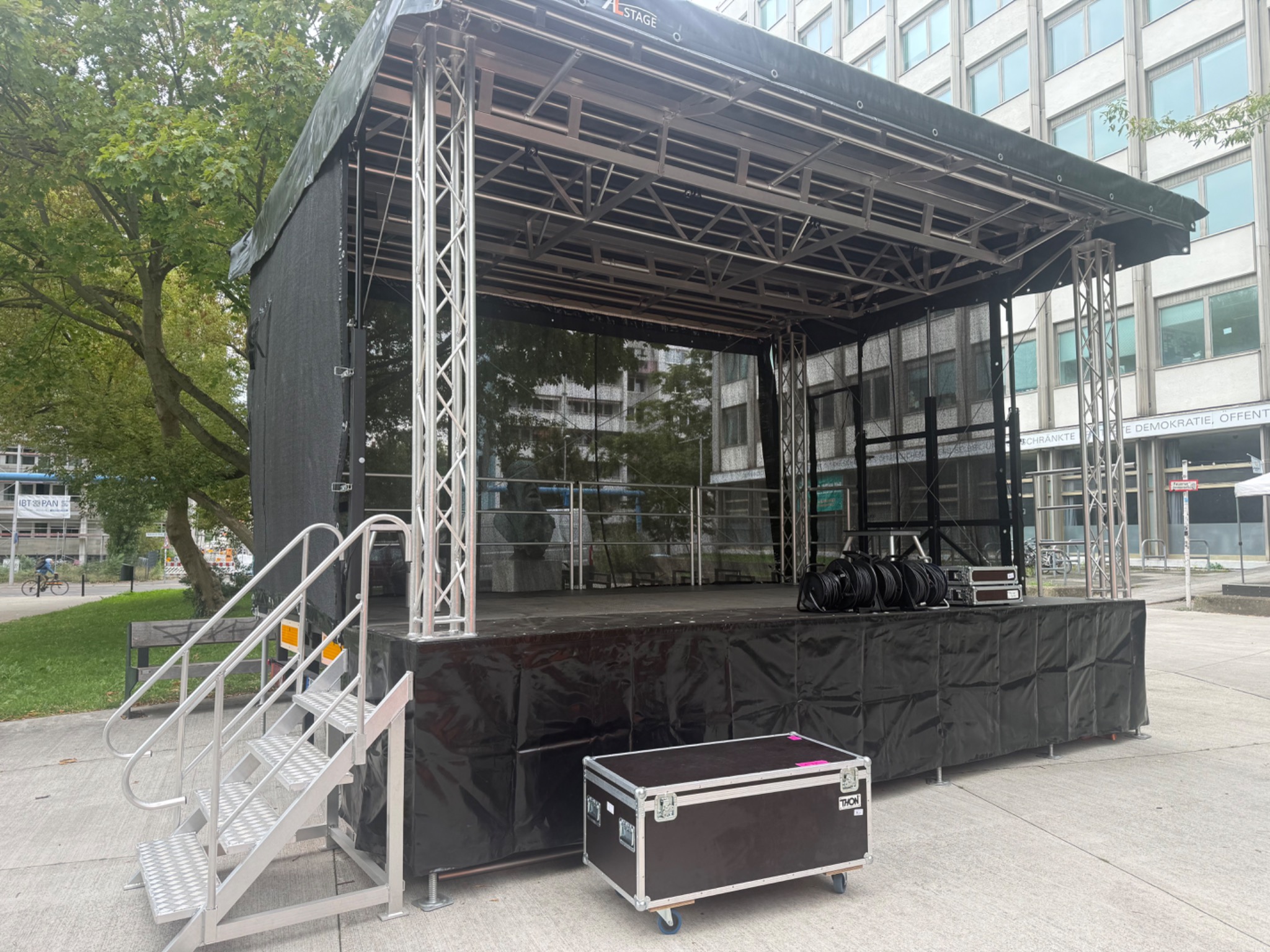 Mobile Trailerbühne 6 × 4 m von Mobiles Entertainment Berlin