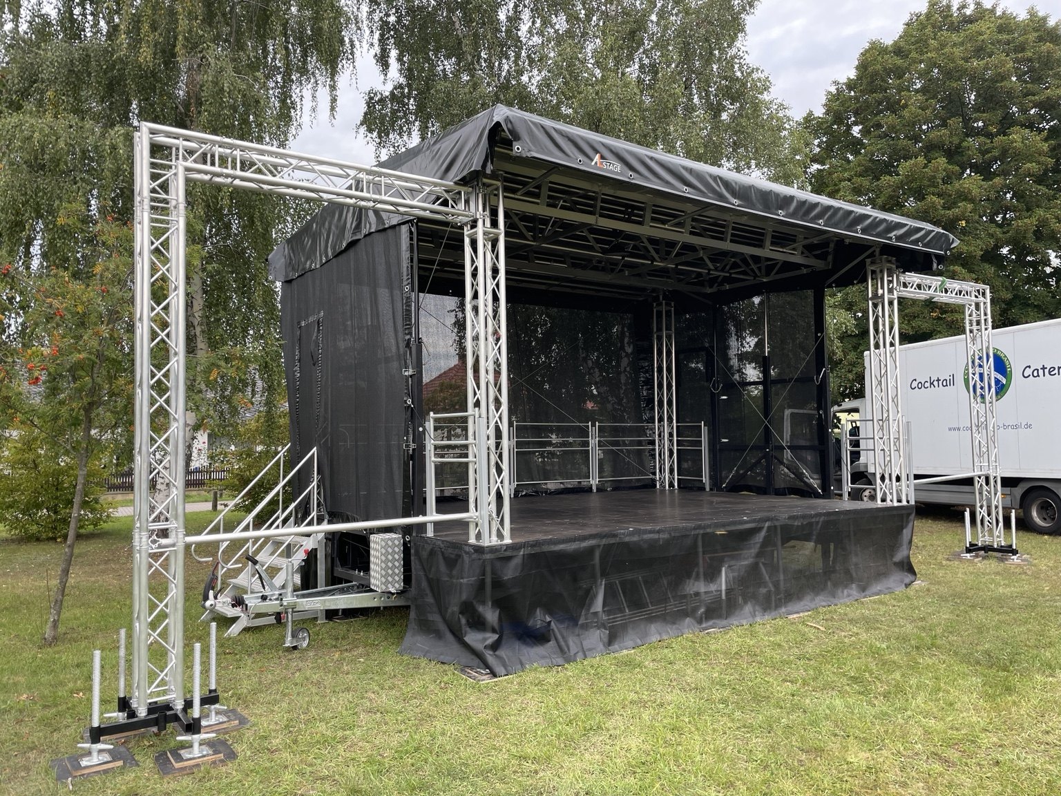 Professionelle mobile Trailerbühne 6 × 4 m für Veranstaltungen in Berlin und Brandenburg