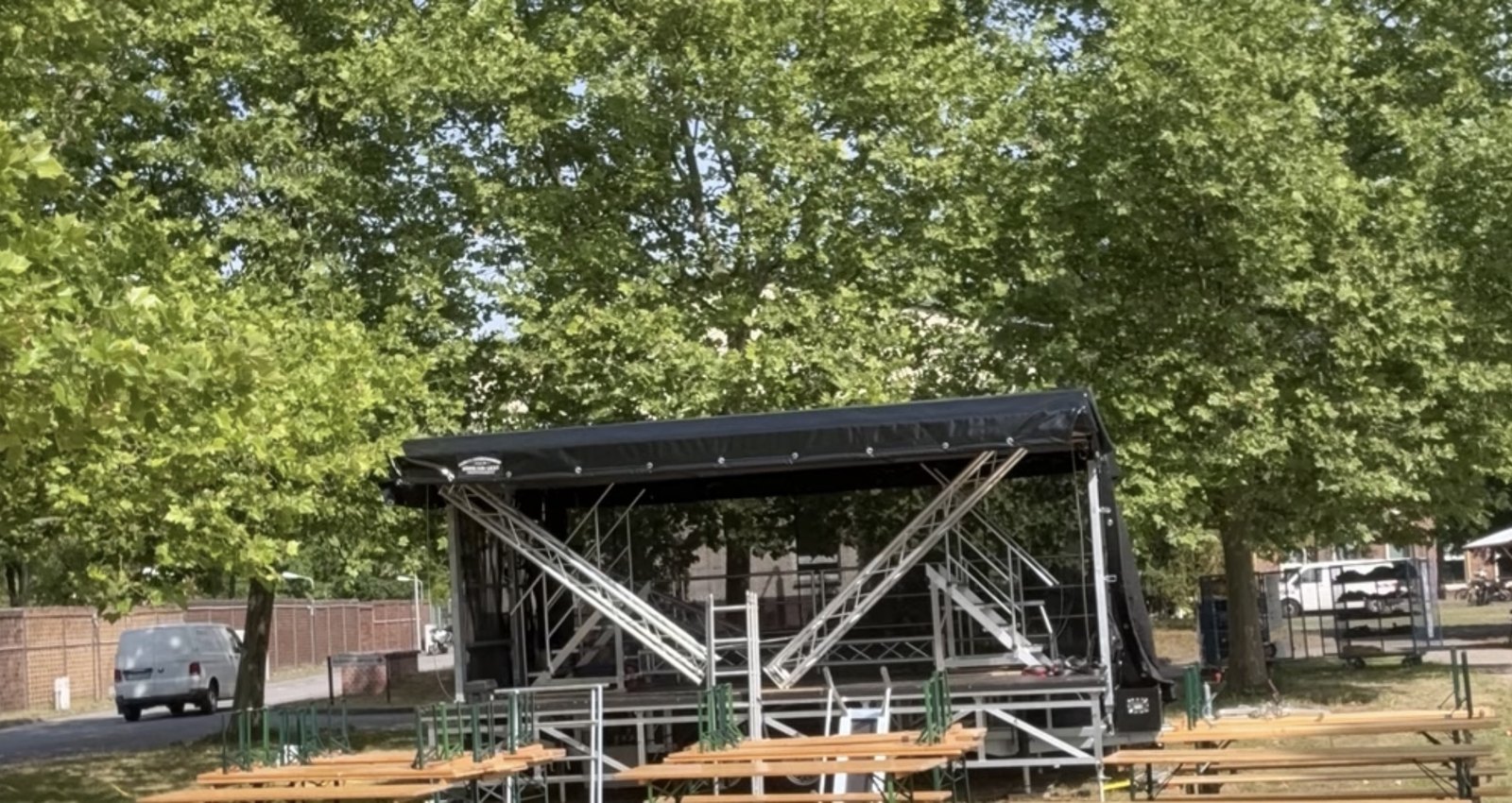 Aufbau der Trailerbühne für das Sommerfest der S-Bahn Betriebs GmbH in Berlin-Adlershof