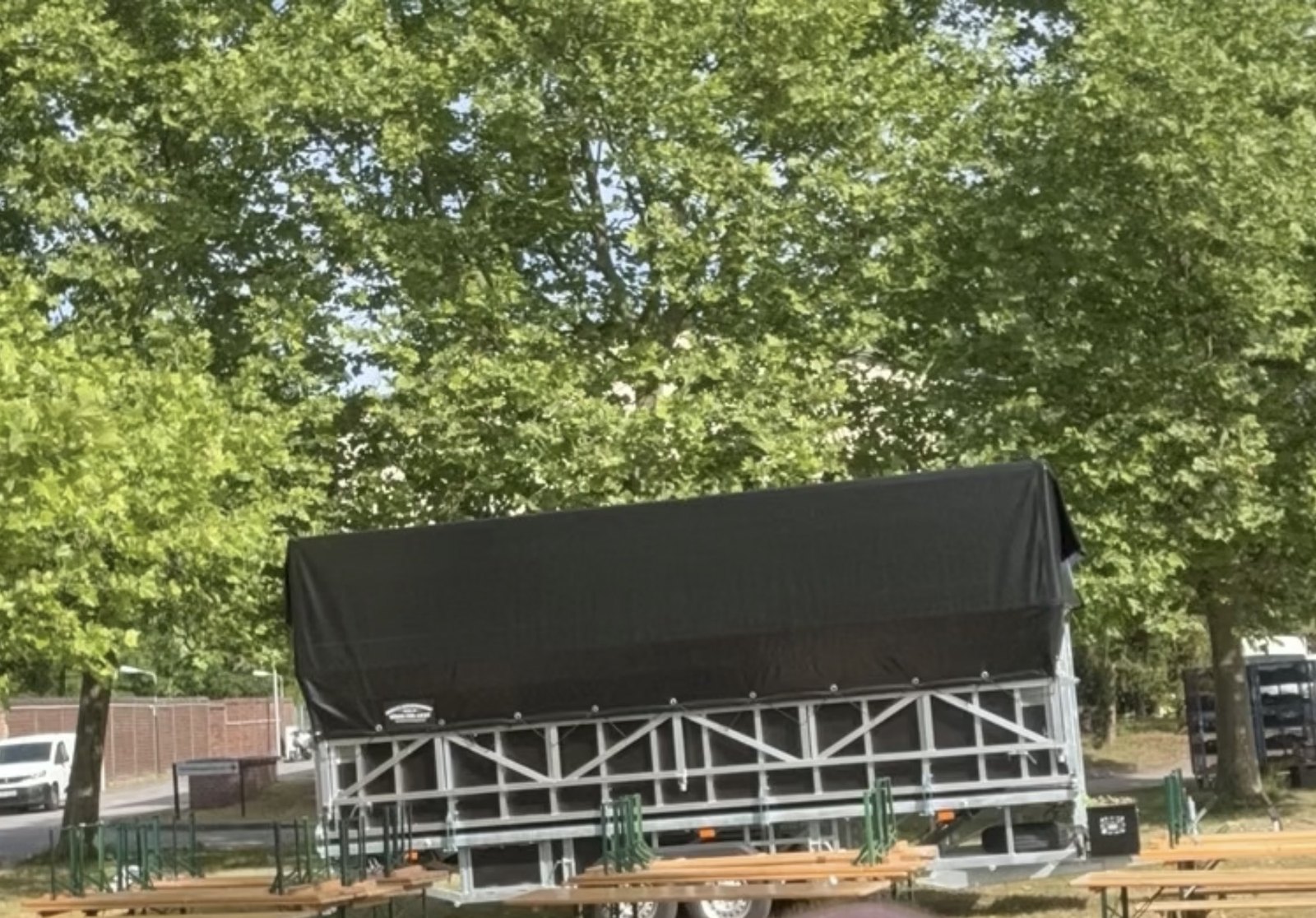 Aufbau der Trailerbühne für das Sommerfest der S-Bahn Betriebs GmbH in Berlin-Adlershof