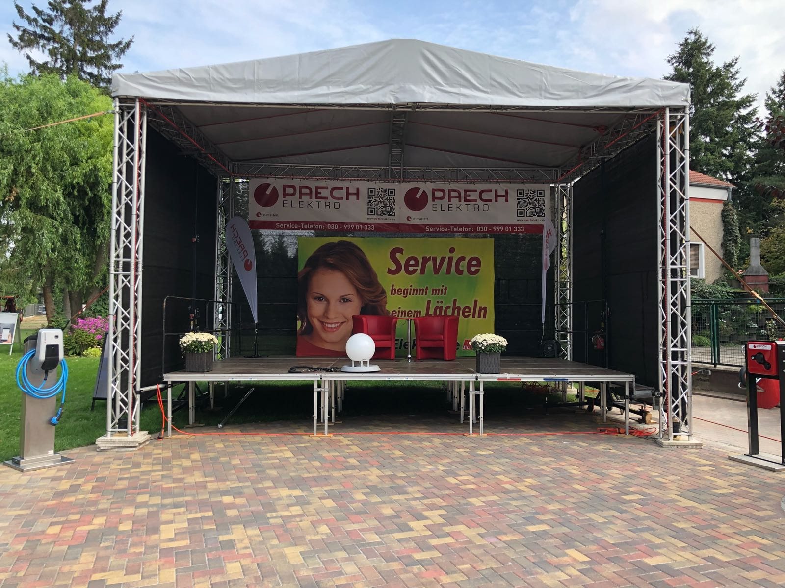 Bühne für Firmenpräsentation mit Sitzmöbeln und Branding