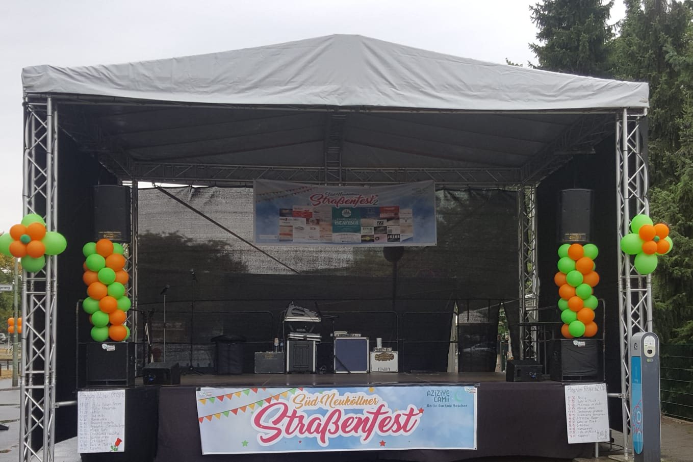 Veranstaltungsbühne bei einem Straßenfest mit Dekoration und Tontechnik