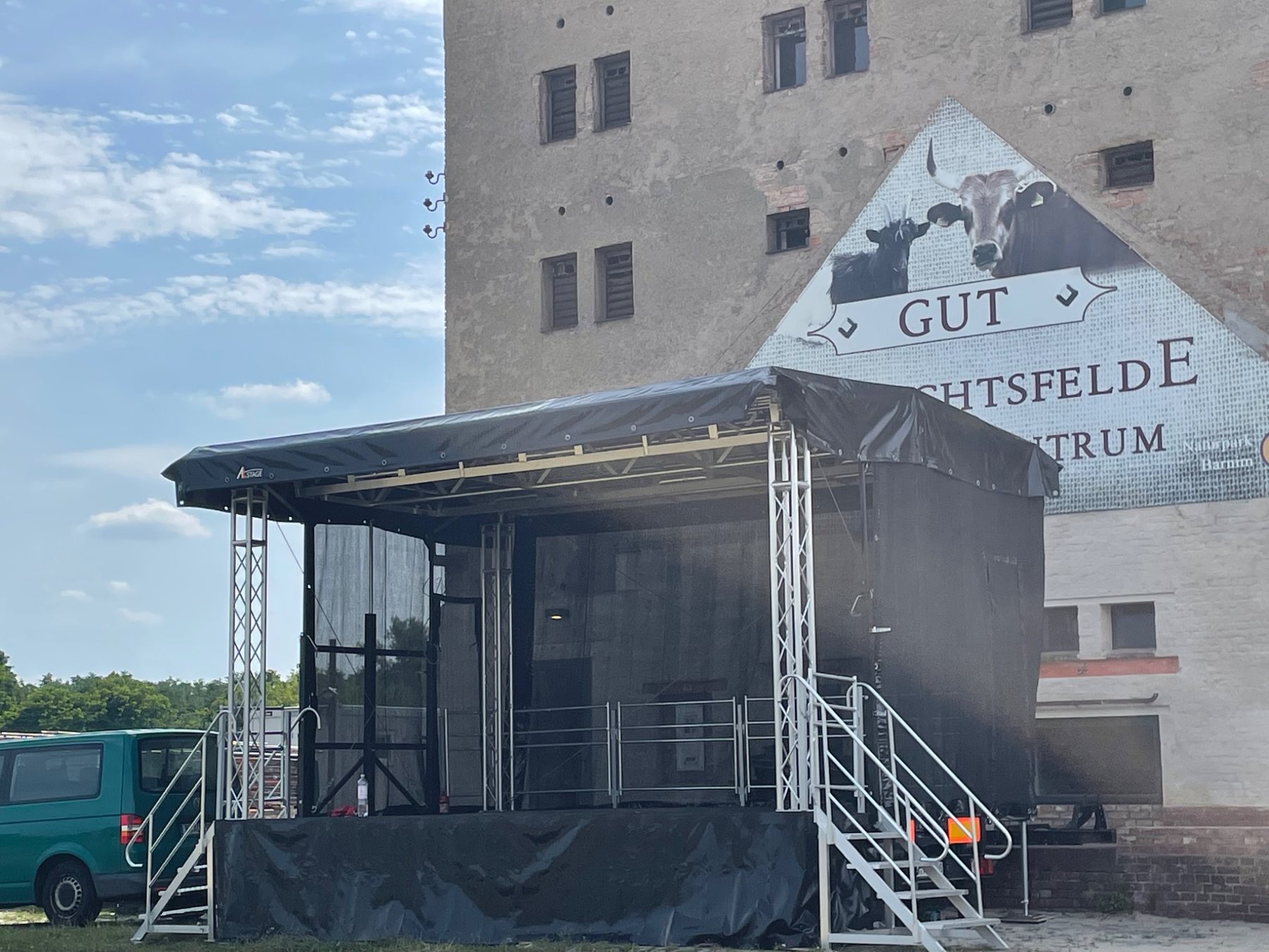 Mobile Trailerbühne an einem historischen Veranstaltungsort in Brandenburg