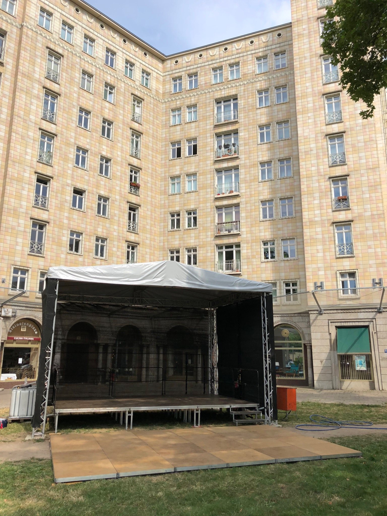 Mobile Bühne in einem Berliner Innenhof für eine Veranstaltung