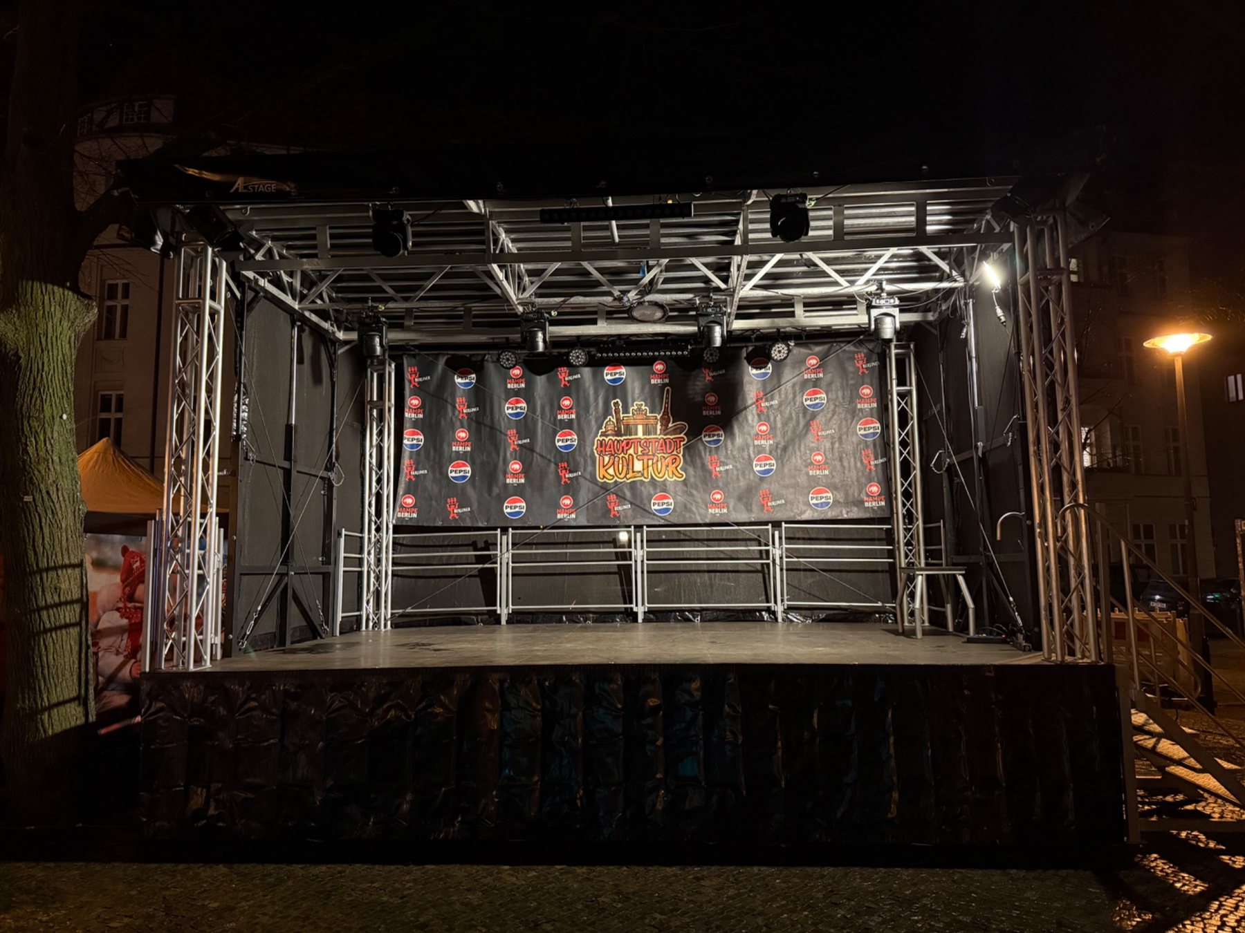 Trailerbühne bei einer Abendveranstaltung in Berlin