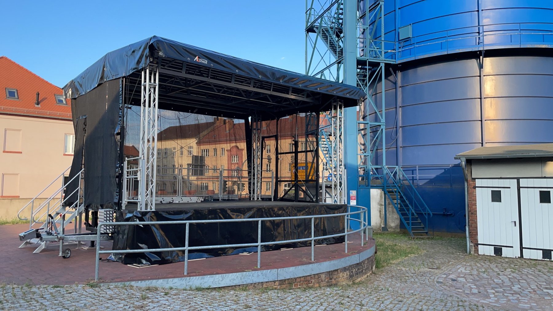 Mobile Trailerbühne vor einer Industriekulisse in Brandenburg