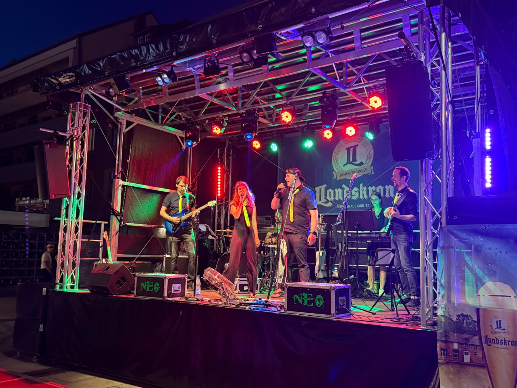 Mobile Trailerbühne mit Liveband, Lichttechnik und Beschallung am Abend