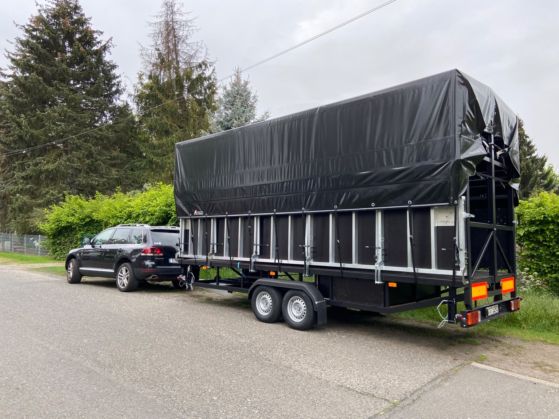 Trailerbühne im Transportzustand mit Zugfahrzeug